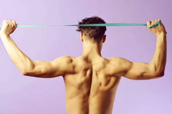 Conceito de dieta e estilo de vida saudável: homem com costas musculares — Fotografia de Stock