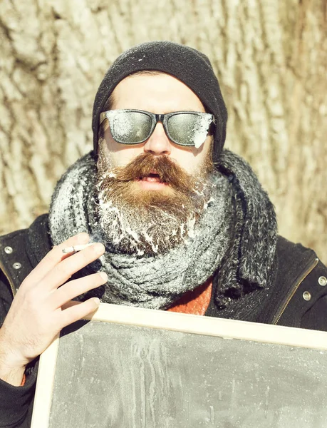 Vinter skäggig man med ombord — Stockfoto