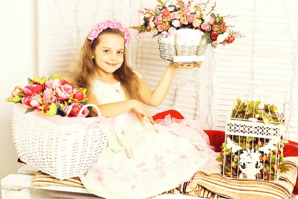 Menina loira bonito com flores — Fotografia de Stock