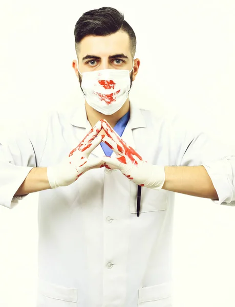 Médico con bata blanca y máscara quirúrgica manchada de sangre — Foto de Stock