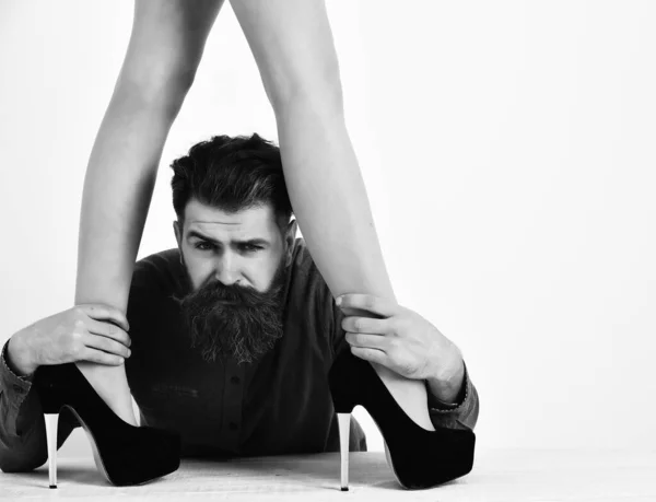 Seksi kadın bacaklı sakallı adam ciddi bir yüze sahip. — Stok fotoğraf