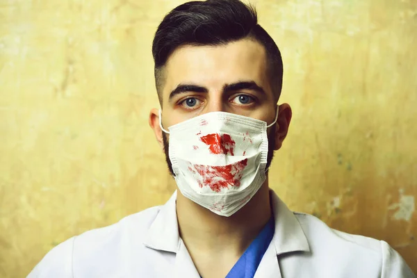 Médico con corte de pelo elegante y máscara de procedimiento —  Fotos de Stock