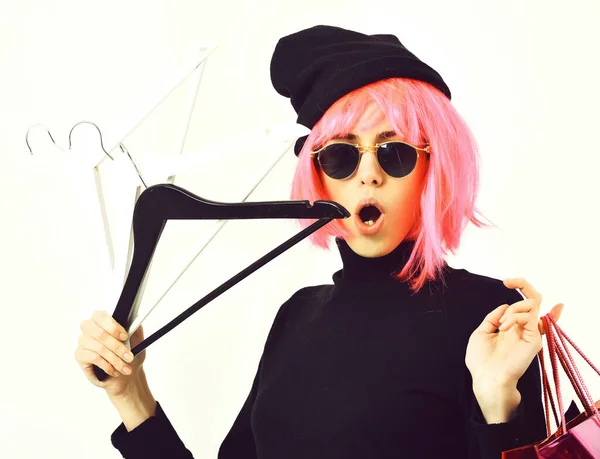 穿着粉色假发拿着吊衣架包的性感辣妹 — 图库照片
