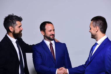 İş ilişkisi ve destek kavramı. Ortaklar işbirliği için el sıkışır.