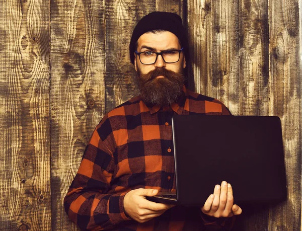 Szakállas brutális kaukázusi hipster gazdaság laptop — Stock Fotó