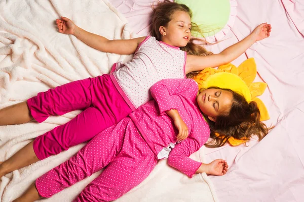 Los niños en pijama rosa se divierten. Colegialas teniendo fiesta de pijama — Foto de Stock