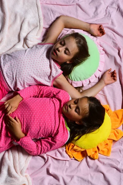 Τα παιδιά με νυσταγμένα πρόσωπα ξεκουράζονται στο κρεβάτι. Πρωινή ώρα — Φωτογραφία Αρχείου