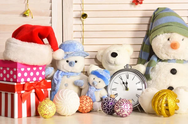 Leksaker placeras på byrån på trä vägg bakgrund — Stockfoto