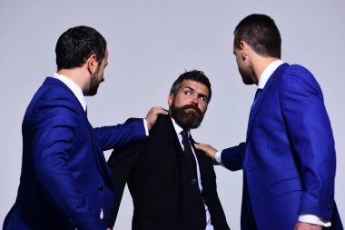 Resmi takım elbiseli katı ve korkmuş yüzlü iş adamları.