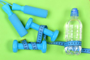 Halterler ve atlama halatları şerit rulo ile bağlanmış.