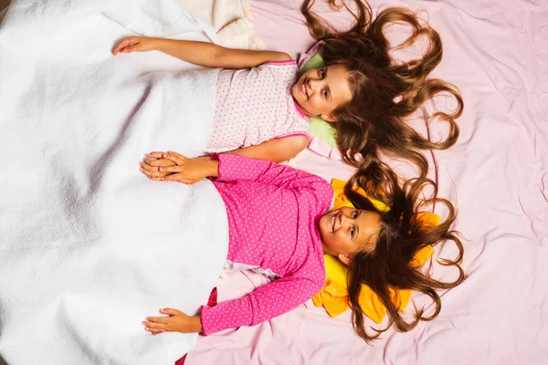 Schulmädchen bei Pyjama-Party Händchen haltend. Kindheit und guten Morgen — Stockfoto