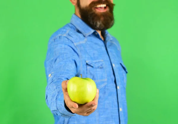 웃음 과 함께 으르렁 거리면 신선 한 사과가 들어 있다. 농사와 가을철 제품 — 스톡 사진