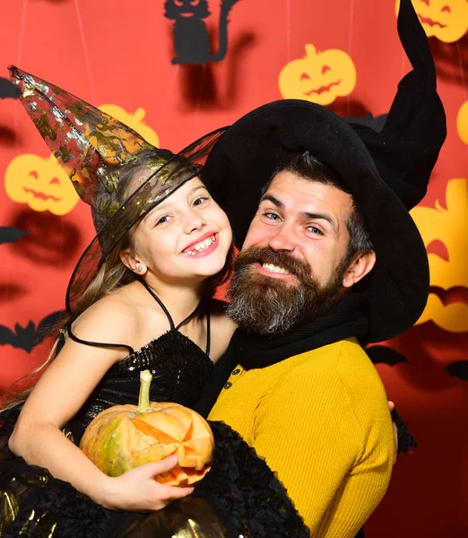 Halloween i koncepcja świętowania. Dziewczyna i brodaty mężczyzna — Zdjęcie stockowe