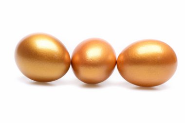 Altın rengine boyanmış geleneksel yumurtalar Mutlu Paskalya konsepti, lüks ve başarı