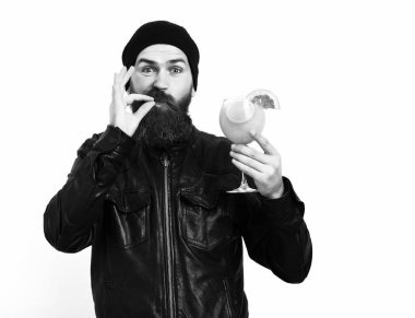 Kafkasyalı vahşi hippi elinde alkollü içecek ya da taze kokteyl tutuyor.