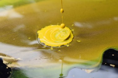 Altın ve sarı renklerin karışımı. Sanat ve resim konsepti.