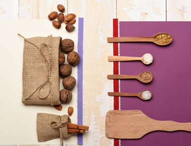 Baharat konsepti. Hafif ahşap doku arka planında sağlıklı malzemeler.