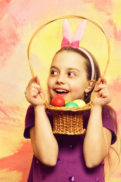 小快乐女婴提着装有复活节彩蛋的篮子 — 图库照片