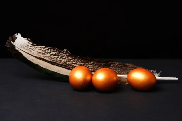 Ovos tradicionais pintados em cor dourada com pena — Fotografia de Stock