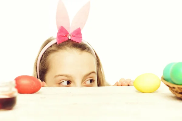 一个快乐的小女孩，带着被白色隔离的复活节彩蛋 — 图库照片