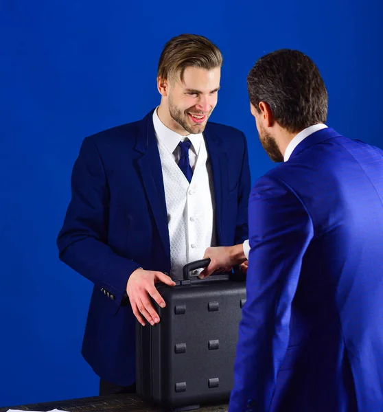 Empresarios hablando de transacciones. Concepto de negocio . — Foto de Stock