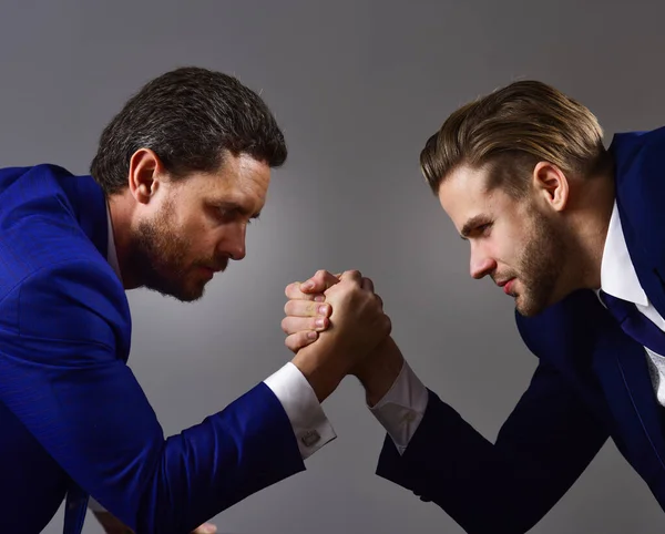 Επιχειρηματίες που αγωνίζονται για την ηγεσία, επιχειρηματική σύγκρουση. Άνδρες με κοστούμι — Φωτογραφία Αρχείου