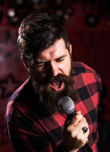 Stüdyoda sakallı bir adam şarkı söylüyor. — Stok fotoğraf
