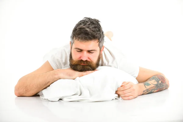 El hombre con la cara soñolienta yace en la almohada . —  Fotos de Stock