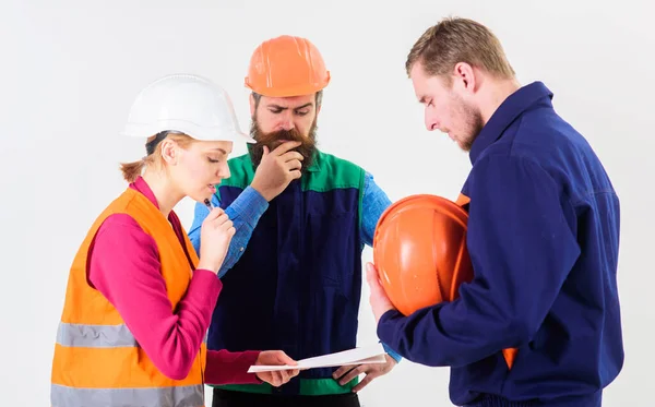 Concepto problemas de trabajo en equipo. Constructor e ingeniero pensando — Foto de Stock