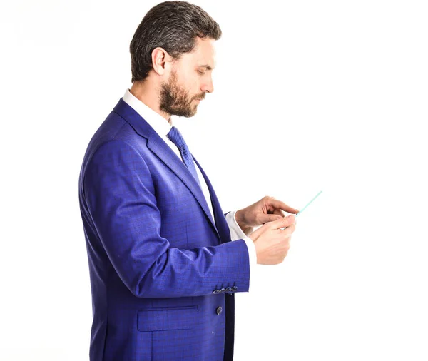 Homem com barba em desgaste formal segura almofada ou tablet — Fotografia de Stock