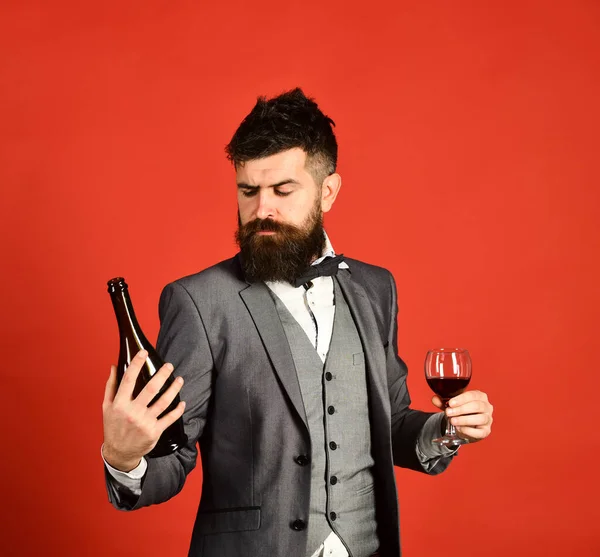 Vinprovning och degustation koncept. Mannen som håller i ett glas cabernet — Stockfoto