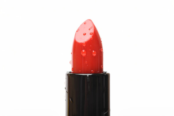 Закрыть красную помаду с капельками воды, изолированные
