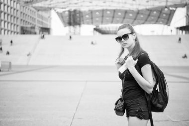 Listedeki yerleri ziyaret etmeliyim. Gezi turu. Kız turist güneş gözlükleri şehir merkezinin tadını çıkarıyor. Kadın şehir mimarisi geçmişi. Turistler için rehber. Sırt çantalı gezgin şehri keşfediyor. Yaz tatili