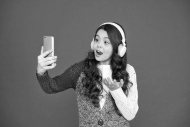 Müzik aboneliği. Müzik konseptinin tadını çıkar Mobil uygulama. Ses kitabı. Ses dersleri. Akıllı telefon için müzik çalar. Modern aletler. Kız müzik dinler modern kulaklıklar ve akıllı telefonlar. Bedavaya dinle.