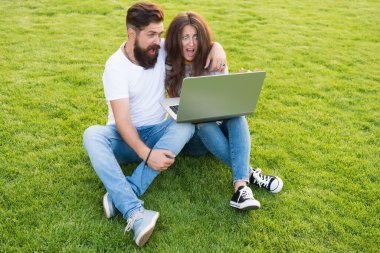 Korku video oyunu. Korkak çift dizüstü bilgisayardan video izliyor. Video görüşmesi yapıyorum. İnternet televizyonu. Video yayını. Yaşayan video blogları. Yeni teknoloji. Modern hayat. Çevrimiçi iletişim. İnternet sörfü