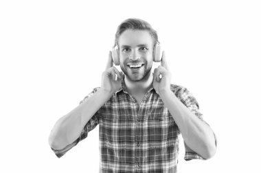 Mutlu müzik akışı. Mutlu adam beyazların izole edilmiş müziğini dinliyor. Yakışıklı adam kulaklıkla müzik çalmaktan hoşlanıyor. Modern hayat. Yeni teknoloji. Müzik ve ses