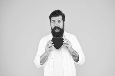 Reçeteli ilaç. Tansiyon kolesterolü düşür. Nabzın ritmini hisset. Kalp rahatsızlığı. Sağlıklı alışkanlıklar ve yaşam tarzı. İzleme ve ölçme. Sakallı hippi adam kırmızı kalbi tutar.