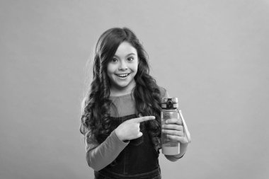 Doldurulabilir şişeyi her yere taşıyın. Sağlıklı bir hayat. Sağlık ve su dengesi. Kız su şişesini tutuyor. Uzun saçlı kızın su şişesi var. Su dengesi kavramı. Biraz sıvı iç. Ekoloji