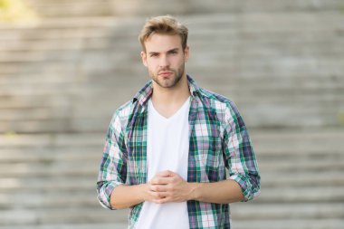 İnsanı en iyi haliyle gösteriyor. Delikanlı. Açık havada yakışıklı bir adam. Sıradan tarzda traşsız bir adam. Erkek giyim mağazası. Erkek gardırobu. Moda modası. Moda tarzı. Kuaför salonu. Berber Dükkanı