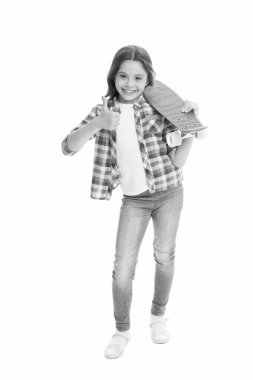 Kısa mesafeli yolculuk için ideal. Mutlu patenciler beyazlar üzerinde izole edilmiş. Küçük çocuk kuruş tahtası. Bozuk para kaykaylı küçük bir kaykaycı. Peni tahtası sürüyorum. Yeni başlayanlar için bozuk para tahtası