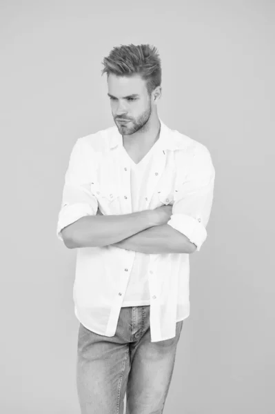 Mode et concept de personnes. Sexy et beau. Jeune homme plein de confiance en chemise en jean. Il portait un jean et un t-shirt. homme en chemise blanche. Homme musclé en jean fond jaune. Jeune et libre — Photo