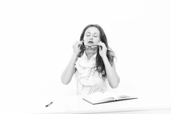 Mais um dia no cargo. Uma mulher de negócios sobrecarregada no cargo. Senhora sexy com lábios vermelhos. Professor inteligente exausto. Conceito de esgotamento. Burnout emocional. Burnout problema comum. Trabalhador apaixonado — Fotografia de Stock