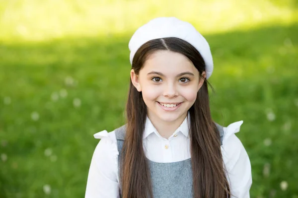 Aprendendo na infância. Menina feliz criança sorrir ao ar livre. Escola primária. Cuidados de infância e educação. Desfrutando de anos de infância. Feliz infância. Centro de acolhimento de crianças. Dia internacional das crianças — Fotografia de Stock