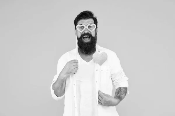 Commencez cette fête. Expression d'amour. Concept de soins de santé. Hipster avec petit cœur. Des vibrations positives. Ambiance romantique. Joyeuse Saint Valentin. Un homme barbu qui tient le cœur. Valentin homme avec carte en forme de coeur — Photo