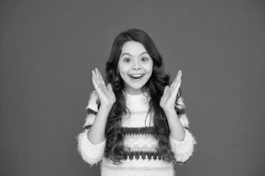 Dişlerimi beyaz ve temiz tutuyorum. Mutlu çocuk kırmızı arka planı. Şirin gülümseyen küçük bir kız. Yüzünde sağlıklı bir gülümseme olan gülümseyen çocuk. Güzellik gülümsemesi. Diş bakımı. Diş hekimliği. Gülümsemek bedava terapidir.