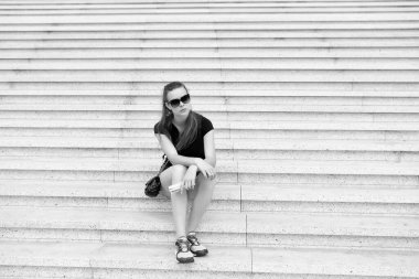 Turist rehberi gezisi. Tatil fikirleri. Büyük şehirde bir tatil. Kadın dinleniyor. Müze saatleri açık. Turist kız merdivenlerde bekler. Şehri keşfetmeye hazırım. Tatil ve seyahat kavramı