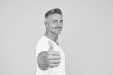 Bu ürünü tavsiye ederim. Mutlu adam baş parmağını kaldırdı. Yakışıklı adam reklam ürünleri. Ürünü sunuyorum. Ürün tanıtımı. Satış ve pazarlama. En iyi avantajları sunan, kopyalama alanı