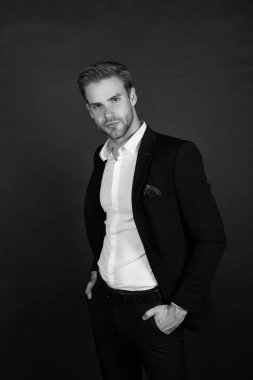 Muhafazakâr kalıyorlar. Tarz sahibi bir iş adamı. Ofis tarzında modern bir adam. Profesyonel gardırop. İş elbisesi kuralı ve resmi tarz. Moda ve tarz