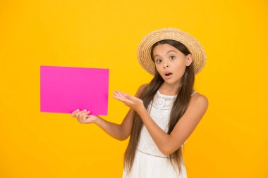 Reklam konsepti. Turizmi destekliyorum. Parlak bir reklam. Dikkatine ihtiyacım var. Katıl. Yaz satışları. Mutlu kızda poster fotokopisi var. Tatil zamanı. Etkili reklam. Kız hasır şapka