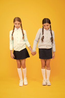Schoolgirls en iyi arkadaş mükemmel öğrenciler. Kız öğrenciler düzenli görünüşokul üniforması. Okul arkadaşlığı. Yine Eylül. Çocukluk mutluluğu. Okul günü eğlenceli neşeli anlar. Çocuklar sevimli öğrenciler